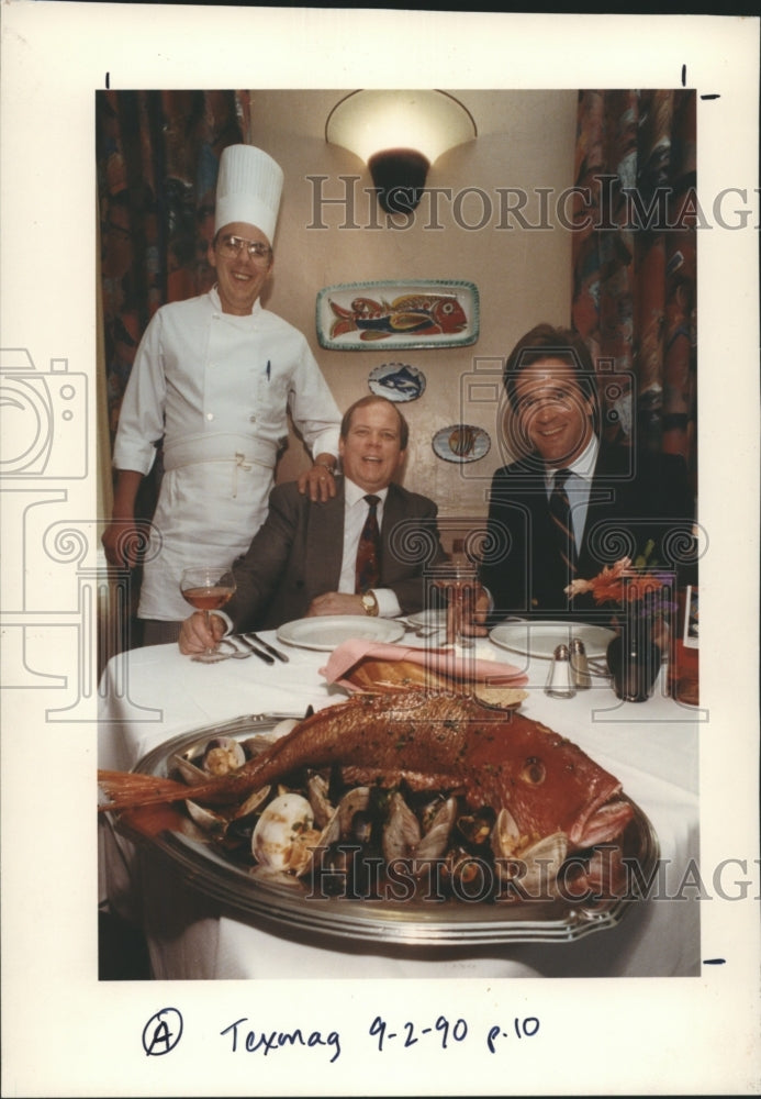 1990 Press Photo Anthony&#39;s chef Bruce McMillian shows roasted snapper, Houston - Historic Images