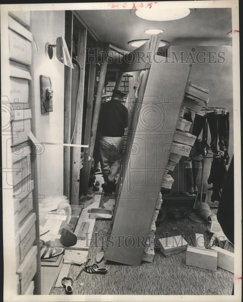 1967 Press Photo Damage by boiler blast at Bakers Shoe Store, Houston - Historic Images