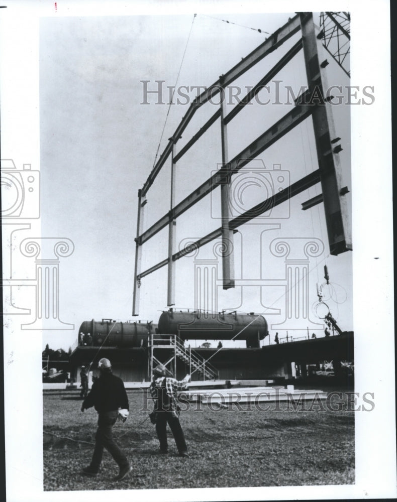 1984 Press Photo Workers hoist framing for oil module for North Slope of Alaska - Historic Images