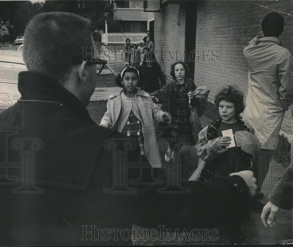 1965 Press Photo Rice Students Take Allen Parkway Village Youngsters to Movies - Historic Images