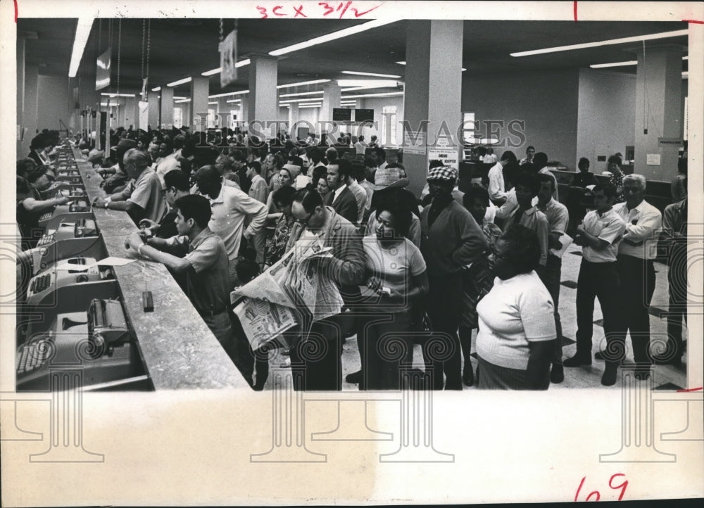 1969 Press Photo People waiting to purchase automobile licenses in Harris County - Historic Images