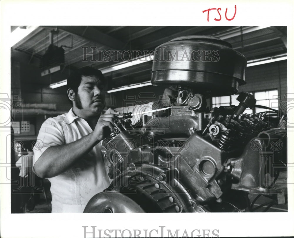 1986 Press Photo Fredrico Perez, Texas Southern University, works on car - Historic Images