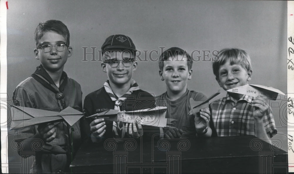 1969 Press Photo Winners of paper plane "Betcha Thought It'd Never Fly Contest - Historic Images