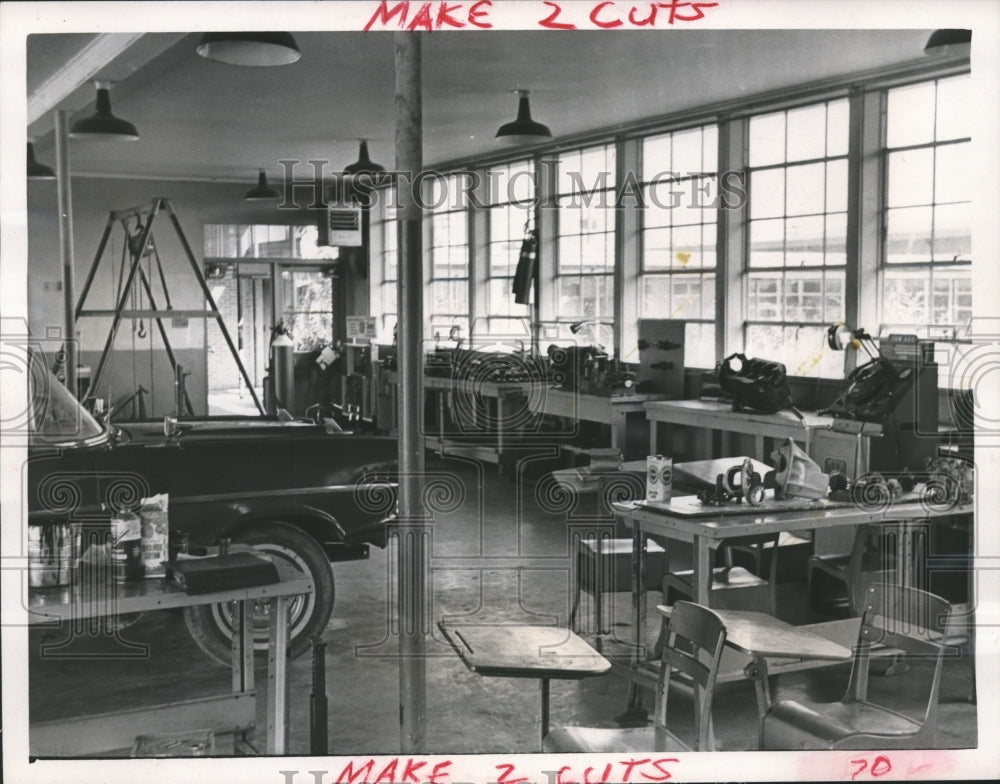 1965 Press Photo Auto Shop Class at the Carver High School, Houston - hca07471 - Historic Images