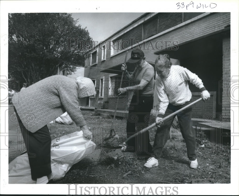 1993 Press Photo Neighbors helping cleanup at Allen Parkway Village, Houston - Historic Images