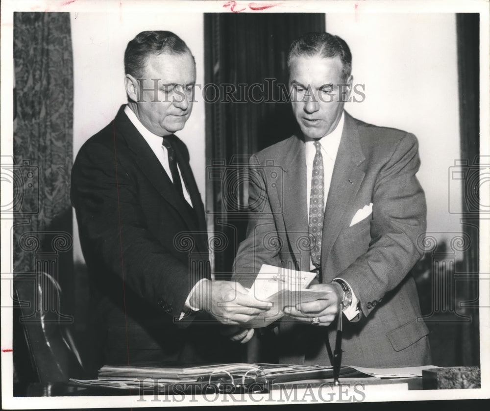 1958 Press Photo Gov. Price Daniel & L. Robert Castorr Oil Progress Week Houston - Historic Images