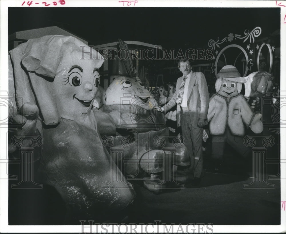 1976 Press Photo Parademaker Gene Abernathy of Foley&#39;s Thanksgiving Day Parade - Historic Images