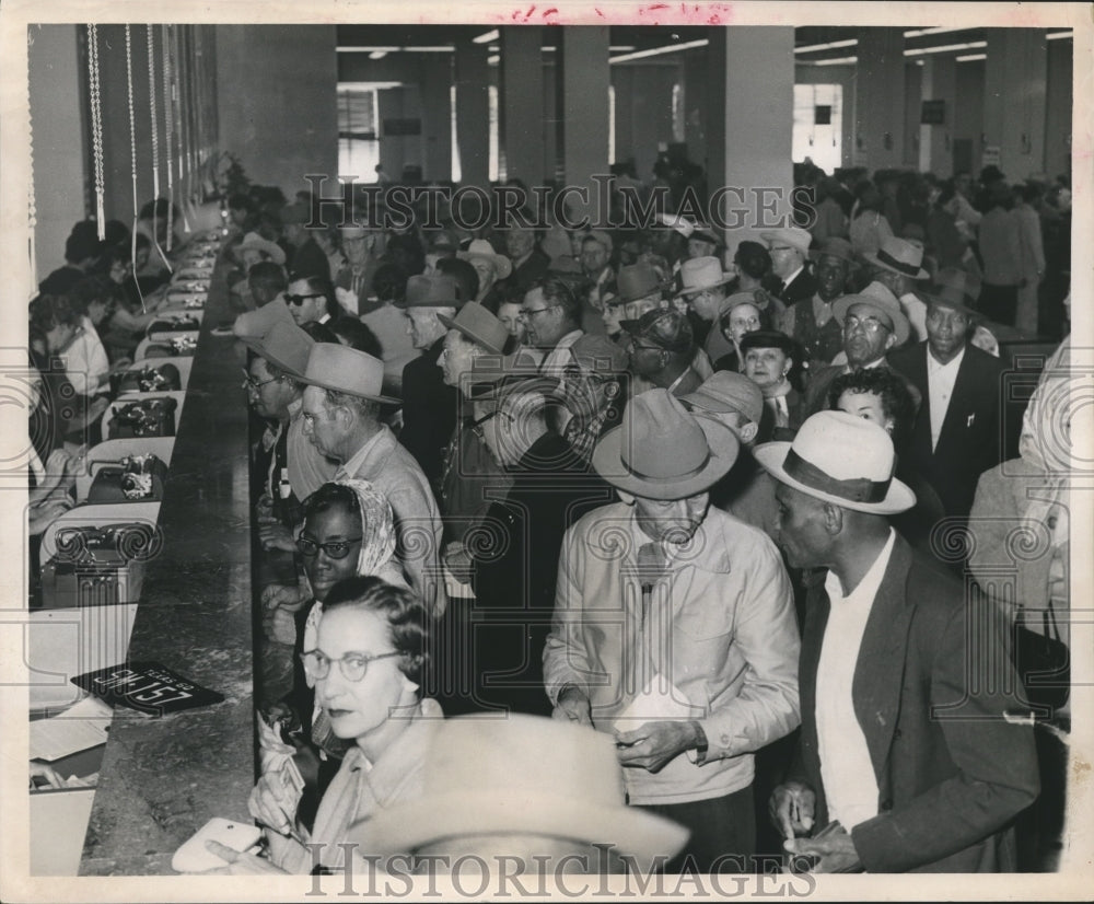 1960 Press Photo People In Line, Harris County Tax Office For Auto License Sale - Historic Images