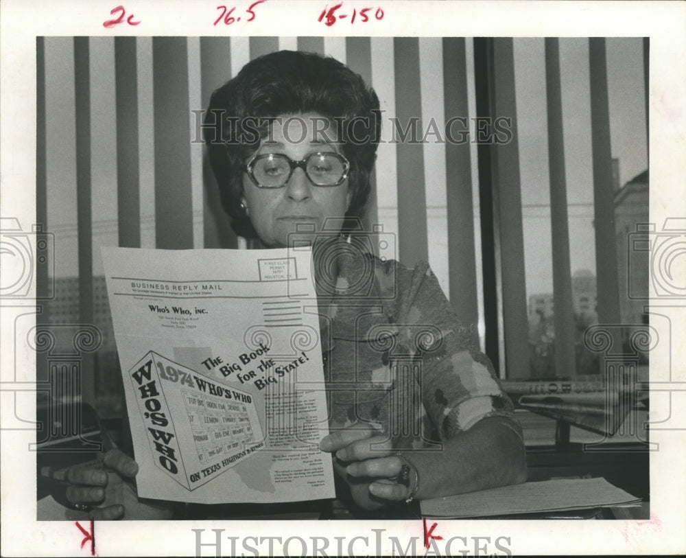 1974 Press Photo Mrs Nevil Goodgame Secretary to Police Looks at TX License Book - Historic Images