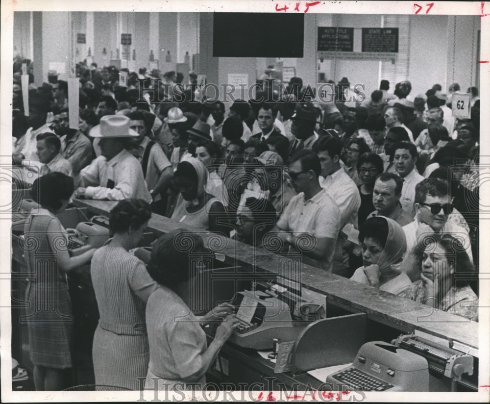 1967 Press Photo Lines of people buying new Auto License plates, Harris Co. - Historic Images