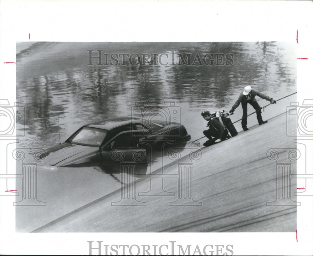 1989 Press Photo Officer Parker climbs bank of Brays Bayou, Auto Theft, Houston - Historic Images