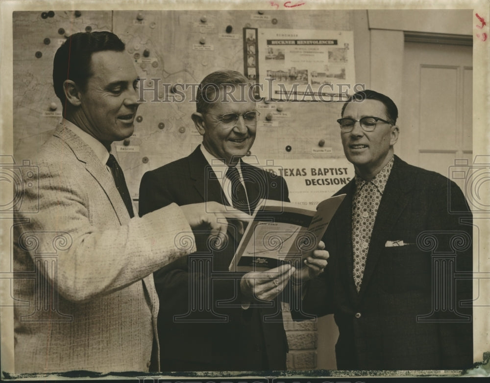 1957 Press Photo Pastors &amp; Members Discuss Baptist General Convention, Texas - Historic Images