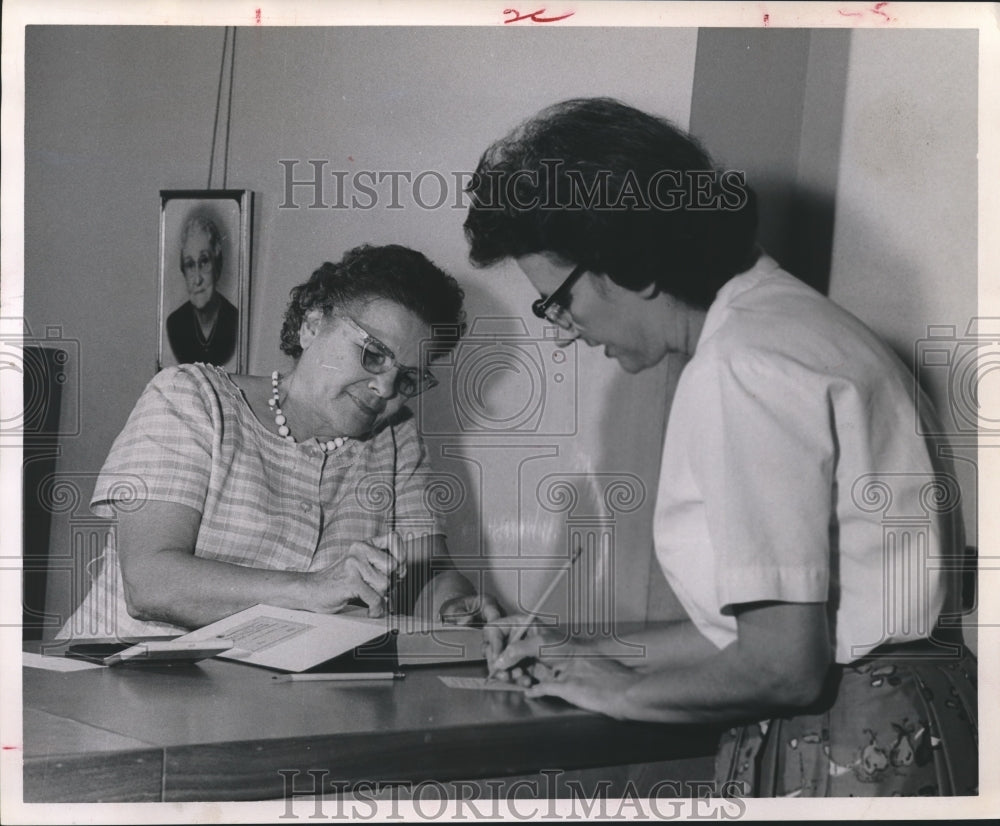 1961 Press Photo Mrs. McMichael Gets Information, Mrs. Ferguson, Baptist Temple- Historic Images