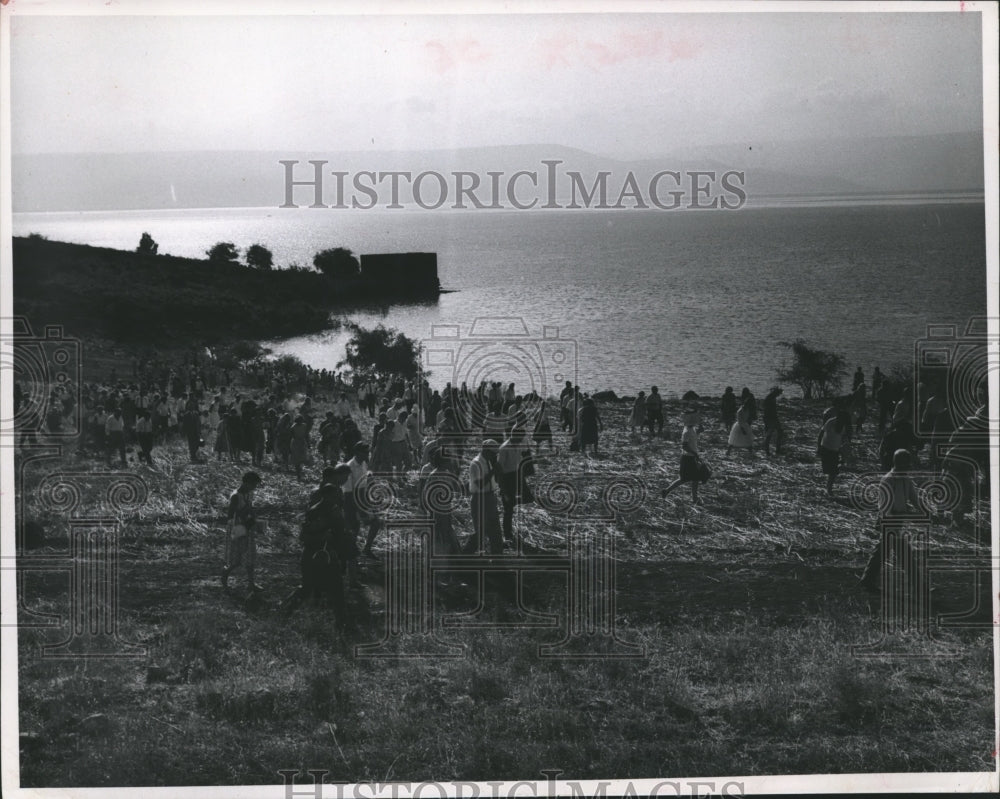 1963 Press Photo Baptist World Youth Conference at Sea of Galilee for Prayer - Historic Images