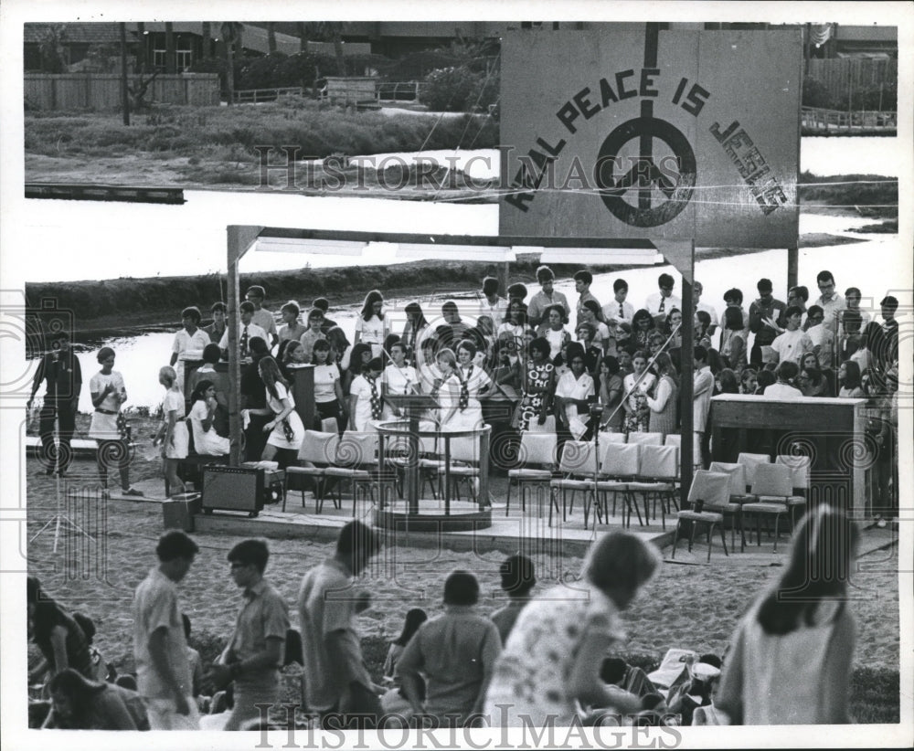 1970 Press Photo Kids of All Ages Gathering for the Baptist Youth Festival- Historic Images