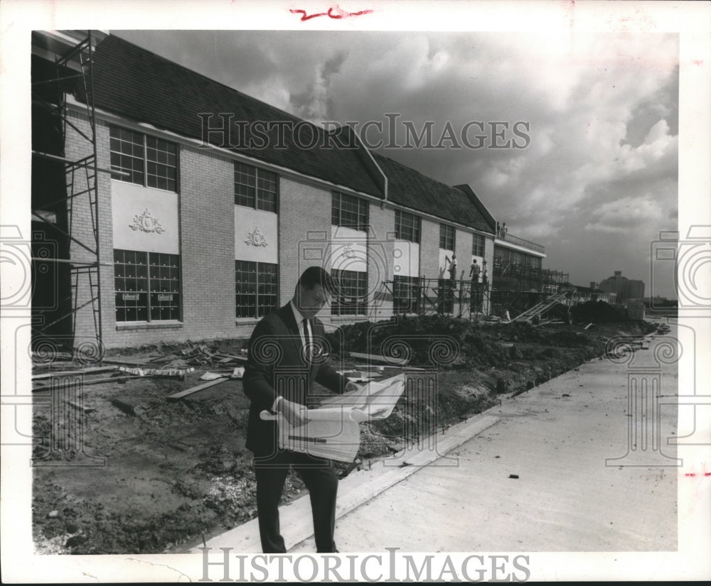 1962 Press Photo Howard Singer Checks Construction on Barclay West Apartments - Historic Images