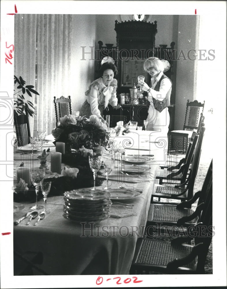 1978 Press Photo Marriet Coffman and Dot Mankel, Ashton Villa, Galveston, Texas - Historic Images