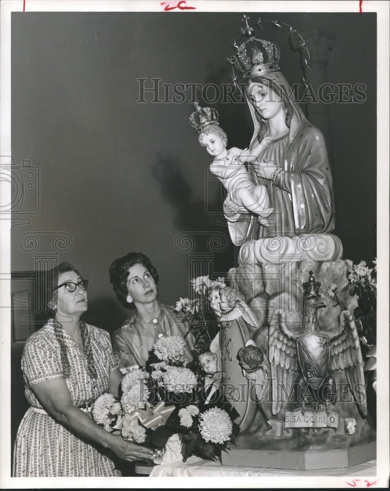 1961 Press Photo Mrs A Guerrini & Mrs. D. Cuccerre place Flowers at Statue - Historic Images
