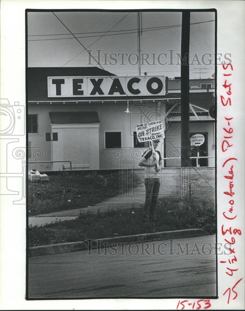 1982 Press Photo An Oil Chemical Atomic Union Worker, Strikes Texaco Refinery TX - Historic Images