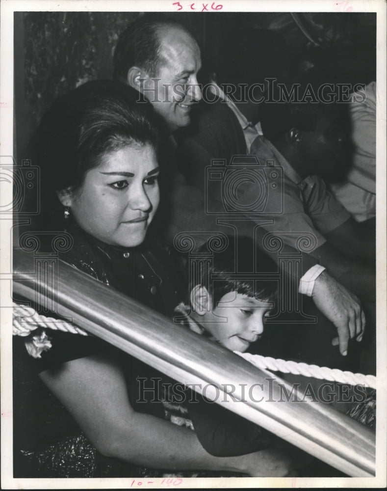 1971 Press Photo Mrs. Conception Cruz & Son Wait in Line, Auto License Harris Co - Historic Images