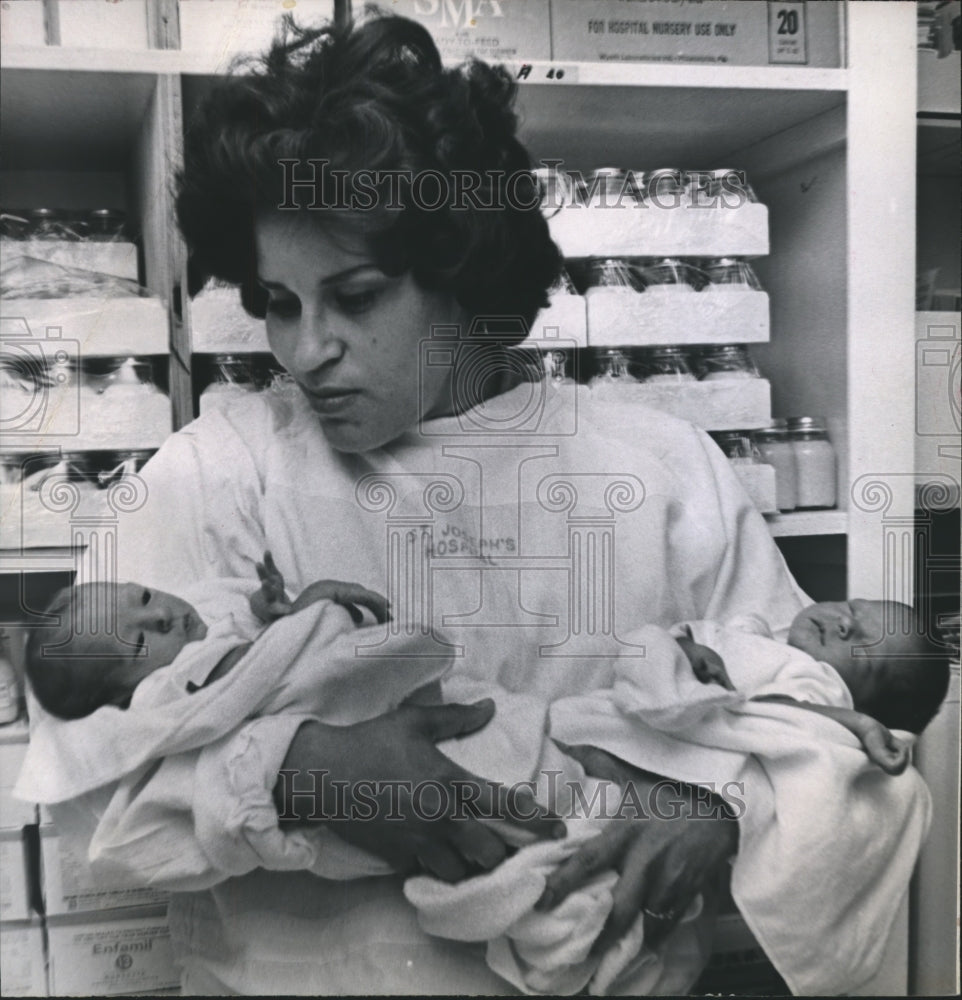 1968 Press Photo Janet &amp; Janice Born to the R.W. Johnson Family on Mother&#39;s Day - Historic Images