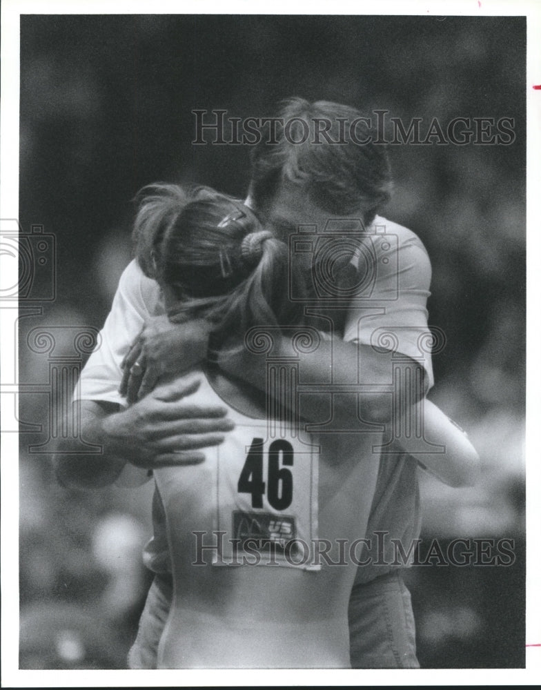 1988 Press Photo Bela Karolyi Gymnastics Coach Gives Robin Faehn a Hug - Historic Images