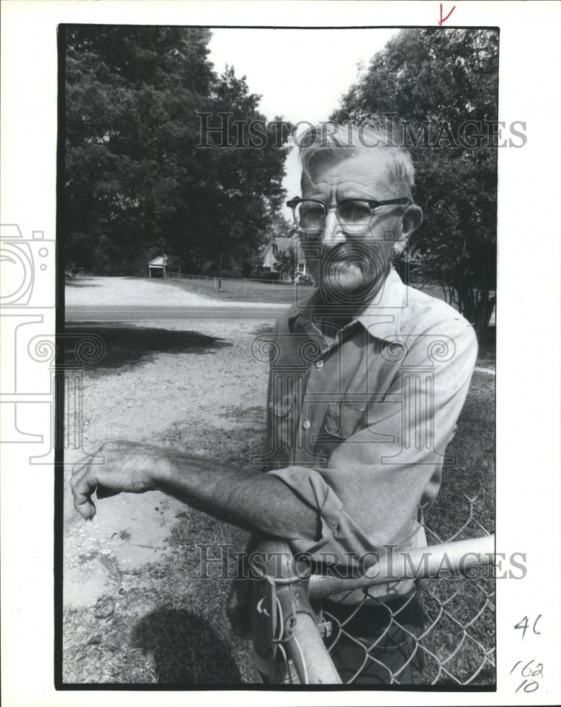 1981 Press Photo Otto Chernosky Retired From Barbering , Houston - Historic Images