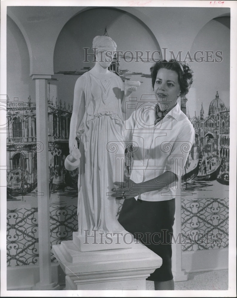 1962 Press Photo Kate Anderson Admires Art Sculpture at Barclay West Apartments- Historic Images