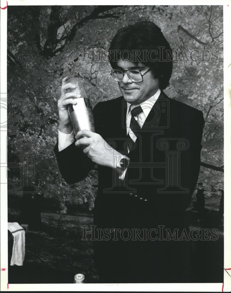 1979 Press Photo Bartender Arthur Gonzalez Teaching Bartending in Houston - Historic Images