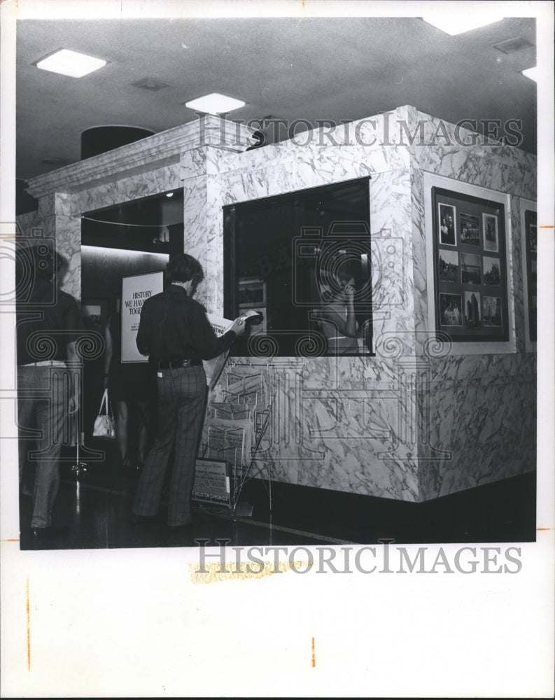 1971 Press Photo Bank of the Southwest Displays Photographs of Houston History - Historic Images