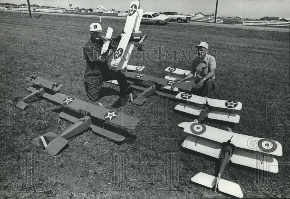 1978 Press Photo Bob & Dale Wheat Pose with Their Fleet of Model Airplanes - Historic Images