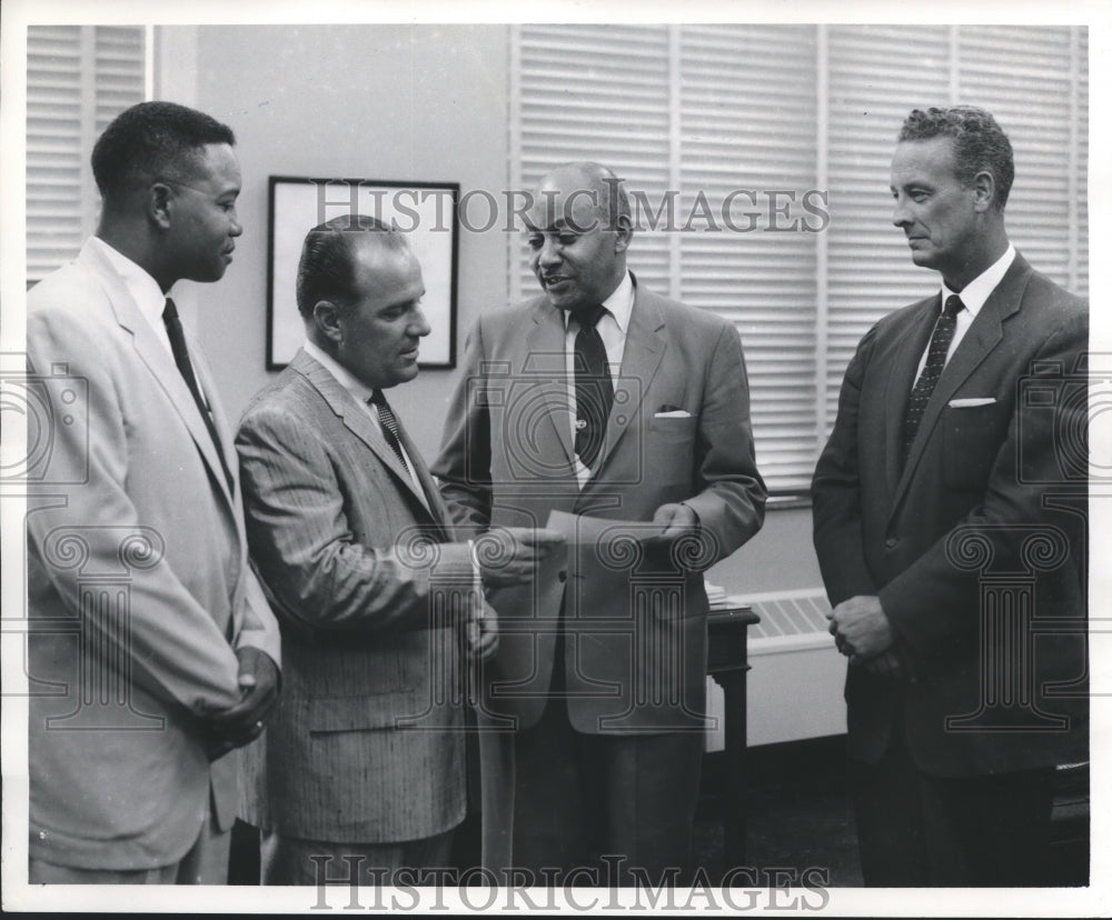 1958 Press Photo Officials of Texas Southern University, Houston Receive Check - Historic Images