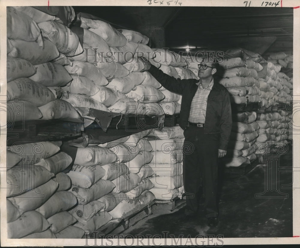 1969 Press Photo Davis inspects foodstuff at Port of Houston for Biafra, Africa- Historic Images