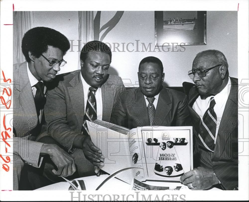 1977 Press Photo Black Houston ministers examine a new Black Bible - hca08759 - Historic Images