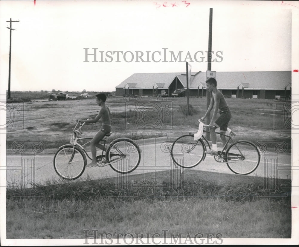 1963 Press Photo Eddie Cooper & Chris Critchlow Discover Heaved Concrete On Ride - Historic Images