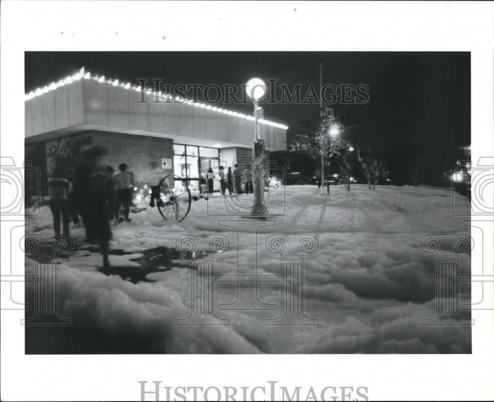 1986 Press Photo Snow at Beaumont Texas central fire station is foam - Historic Images