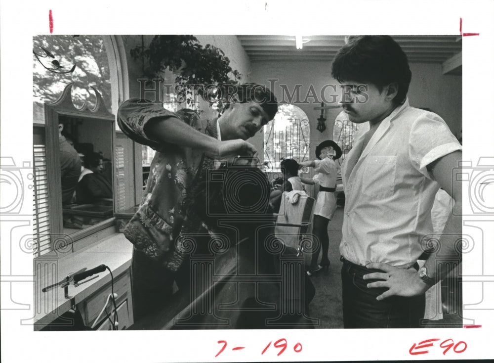 1982 Press Photo Ken Dryer, Chief Instructor & Student at Beauty Shop, Houston - Historic Images