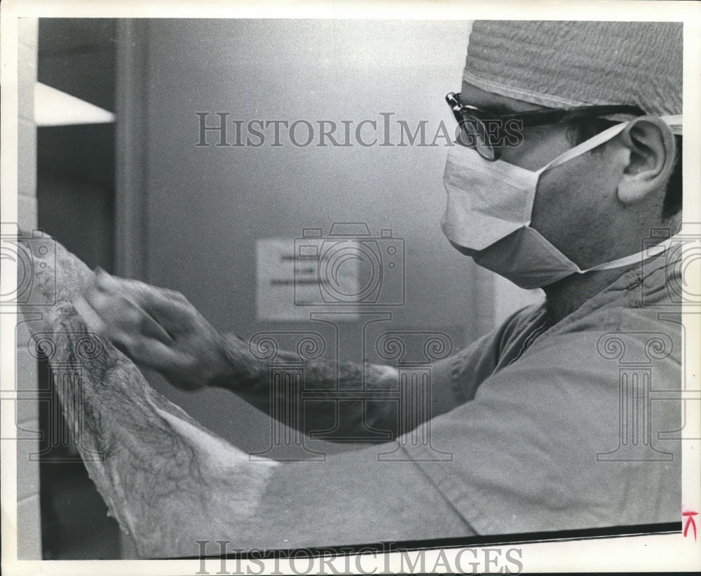 1972 Press Photo Steve Wechter Scrubbing Up at Baylor College of Medicine - Historic Images