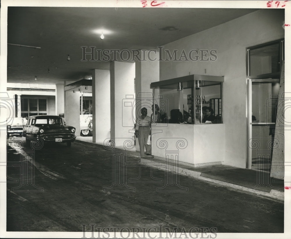 1957 Press Photo New Air Conditioned Entrance At The Ben Milan Hotel in Houston - Historic Images