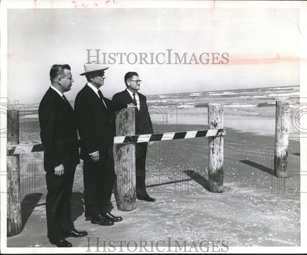 1960 Press Photo Sen. Schwartz, Lt Gov Ben Ramsey, Sen Robert Baker, At TX Beach - Historic Images