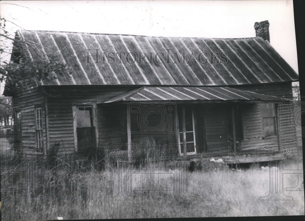 1962 Press Photo Rotting House, Near Deserted Well in Former Town, Augusta Texas - Historic Images