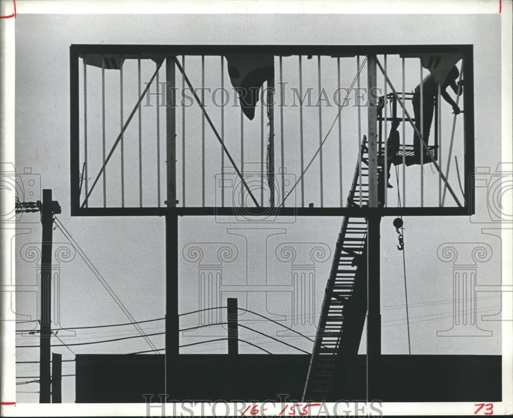 1983 Press Photo Tony Emory of Signcrafters works on Houston Billboard - Historic Images