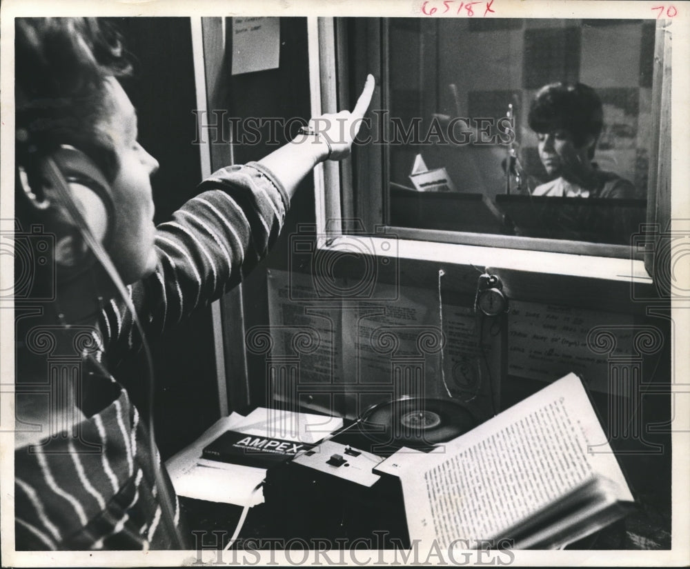 1968 Press Photo Ladies reading book and taping for the blind in a studio - Historic Images