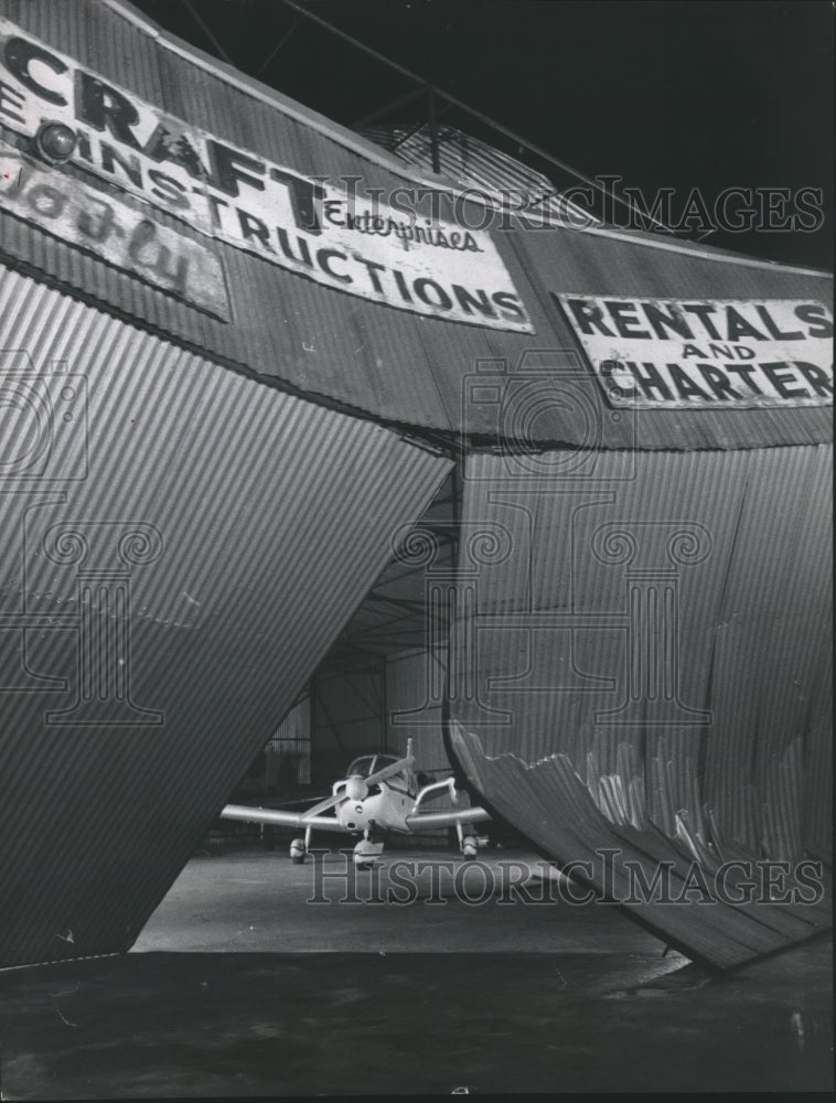 1964 Press Photo Baytown Texas Hangar Hit By Storm But Small Plane is Protected - Historic Images