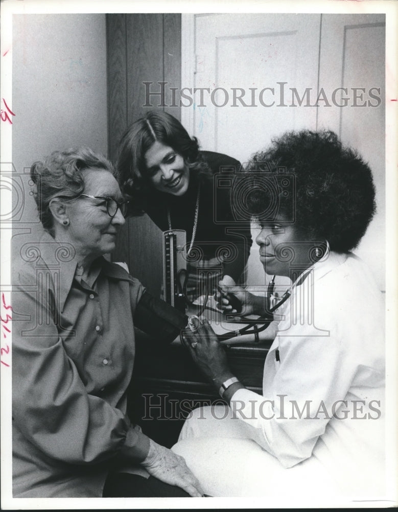 1975 Press Photo Nurse checks blood pressure Baylor College of Medicine, Houston - Historic Images