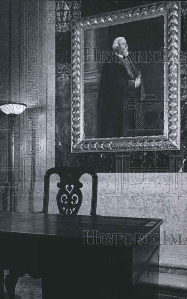 1968 Press Photo Browning Desk & Portrait at Baylor University Texas Library - Historic Images