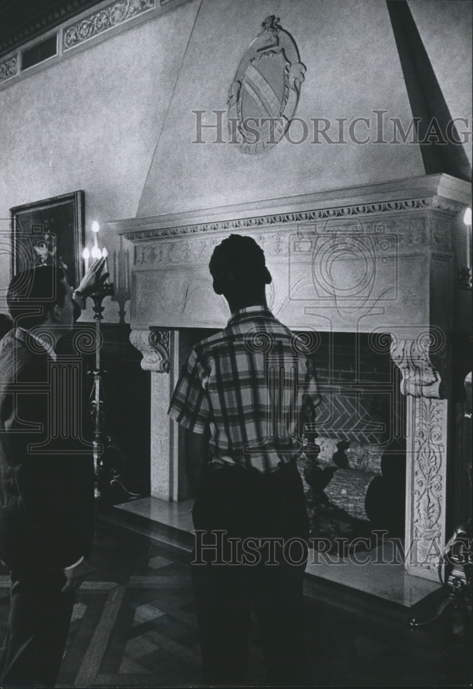 1968 Press Photo Ben Johnson & Wayne Oberg in Baylor University TX Treasure Room - Historic Images