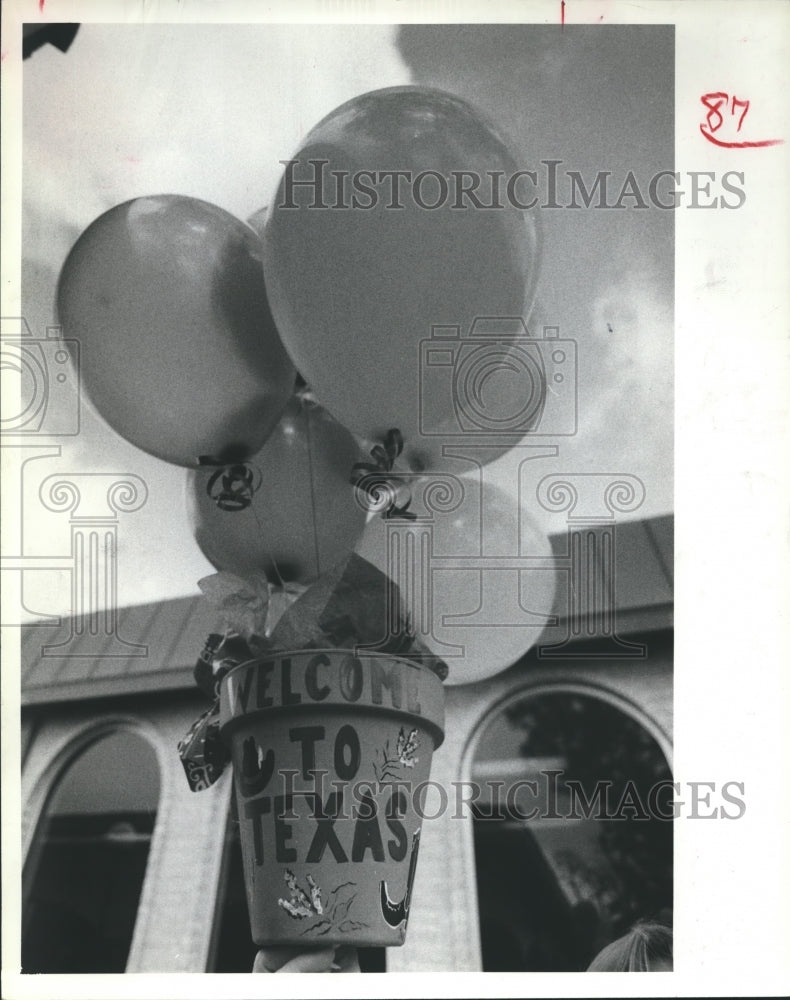 1981 Press Photo Balloons in pot that says Welcome to Texas - Historic Images