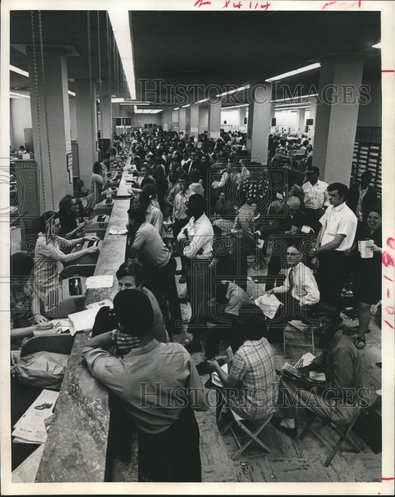 1969 Press Photo Hundreds of Harris County residents get Automobile Licenses - Historic Images