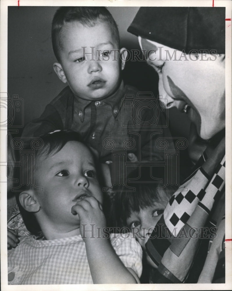 1967 Press Photo Children watch the clown with wonderment in their eyes.- Historic Images